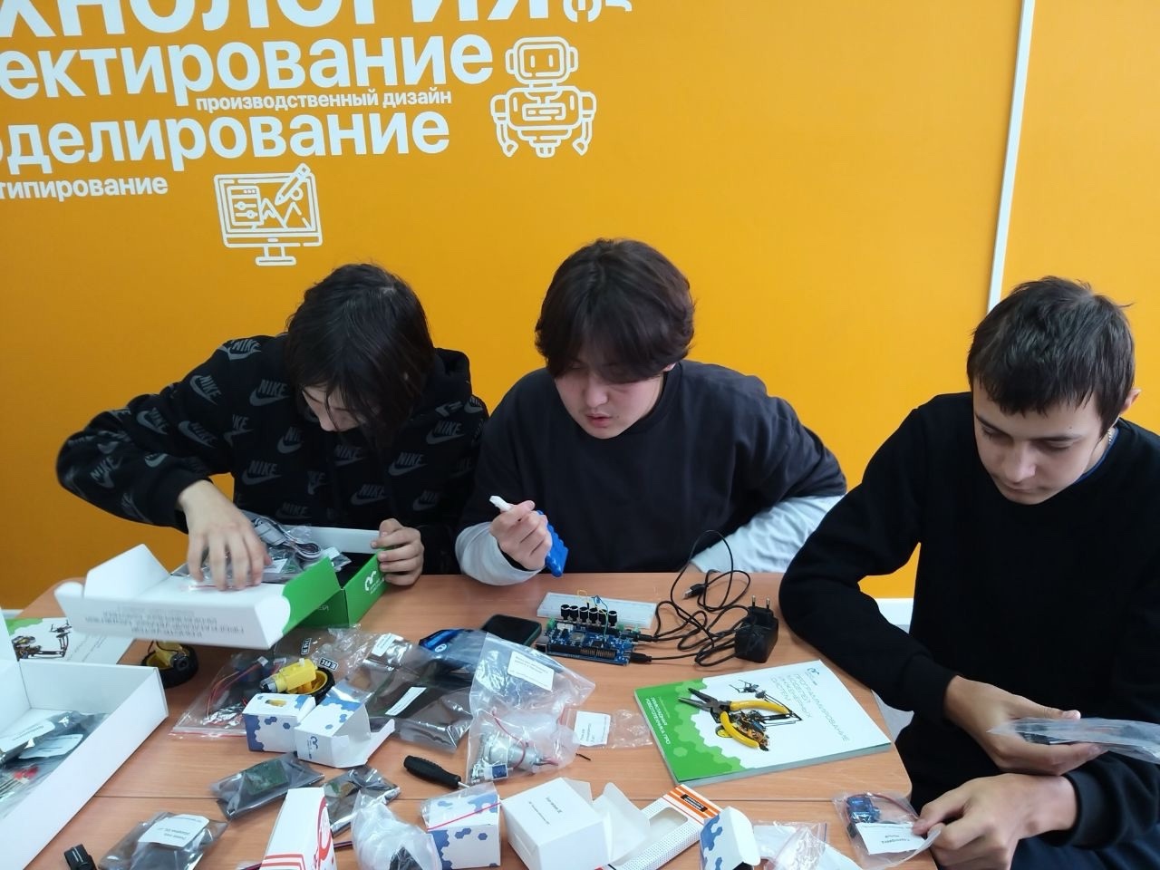 На базе центра «Точка роста» продолжает работу кружок «Робототехника».
