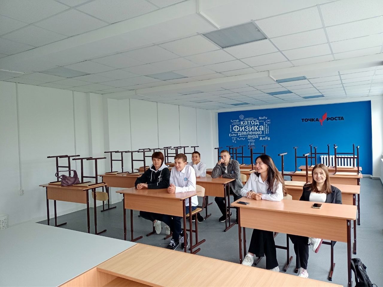 Первые гости в кабинете физики