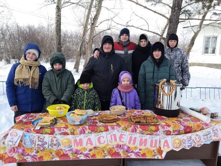 Сегодня дети и взрослые собрались на праздничном народном гулянии "Веселая масленица".