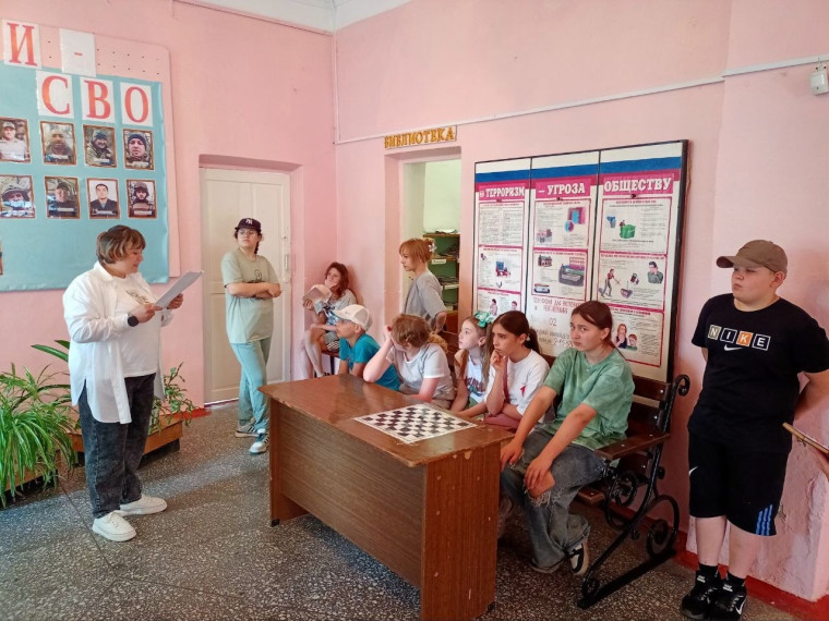 В День русского языка, для ребят летнего лагеря библиотекарь Корниенко К. А. провела увлекательную литературную игру «Жила-была сказка», посвящённую творчеству А. С. Пушкина.